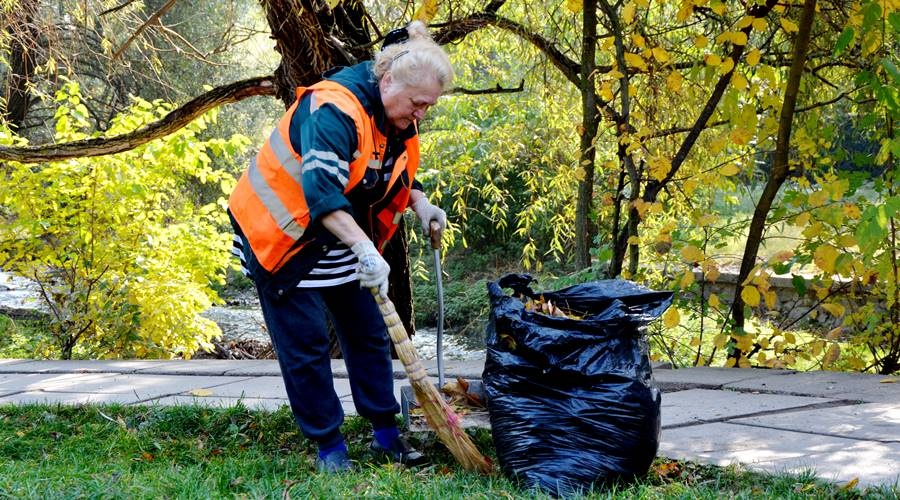 Почти две сотни дворников ежедневно убирают опавшую листву в Симферополе