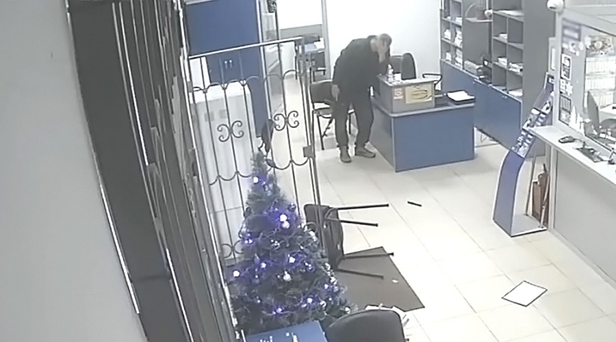 Опубликовано видео нападения с пластмассовым автоматом на банк в Алуште