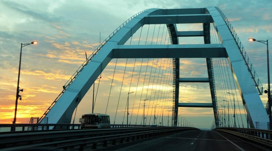 Интенсивность движения автомобилей по Крымскому мосту сократилась в 2,5 раза