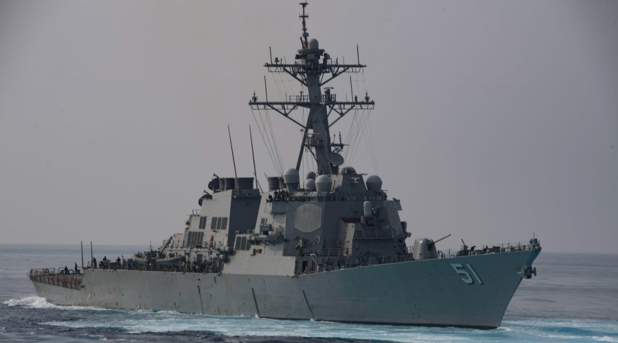 Американский ракетный эсминец уходит из Черного моря