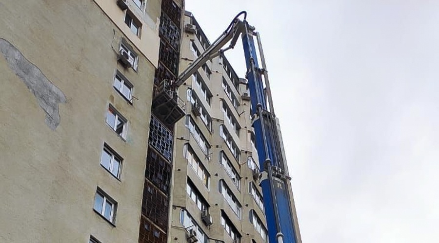 Ялтинские спасатели провели учения по ликвидации пожара в 16-этажке