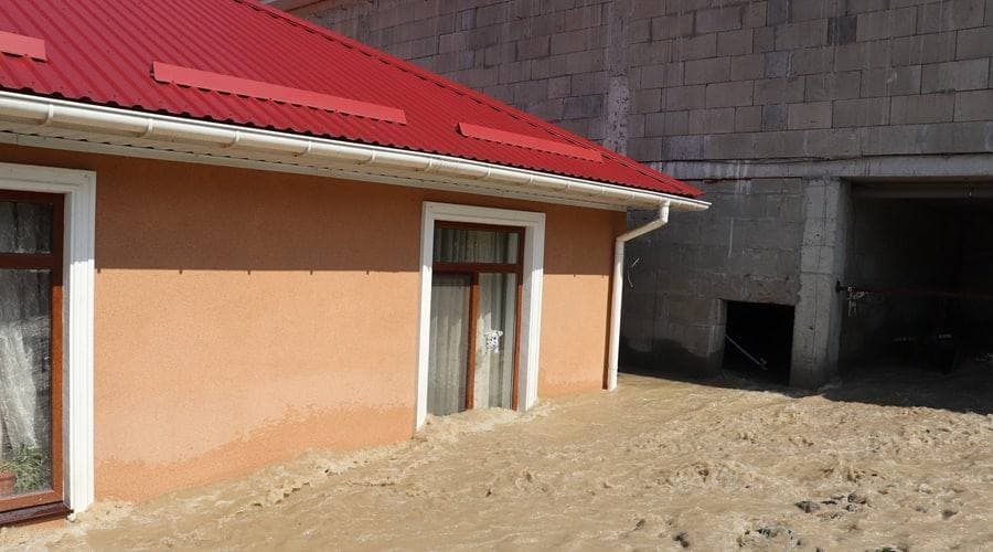 Ялтинцы начали получать федеральные выплаты за пострадавшее в потопе имущество