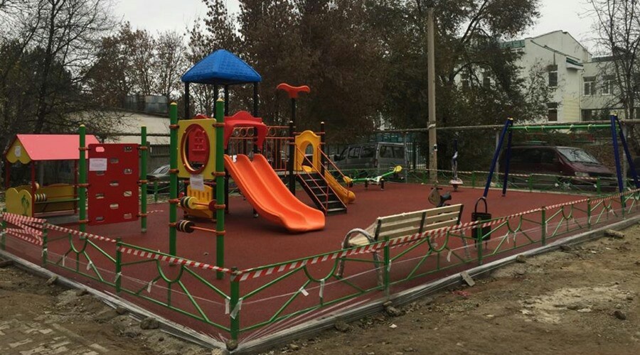 Подрядчик приступил к монтажу игровых объектов на новых детских площадках в Симферополе