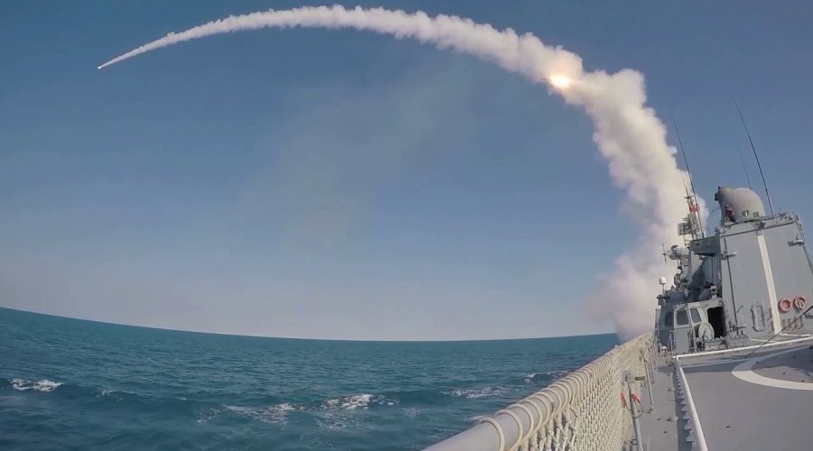 Минобороны РФ показало кадры ракетных стрельб в Черном море
