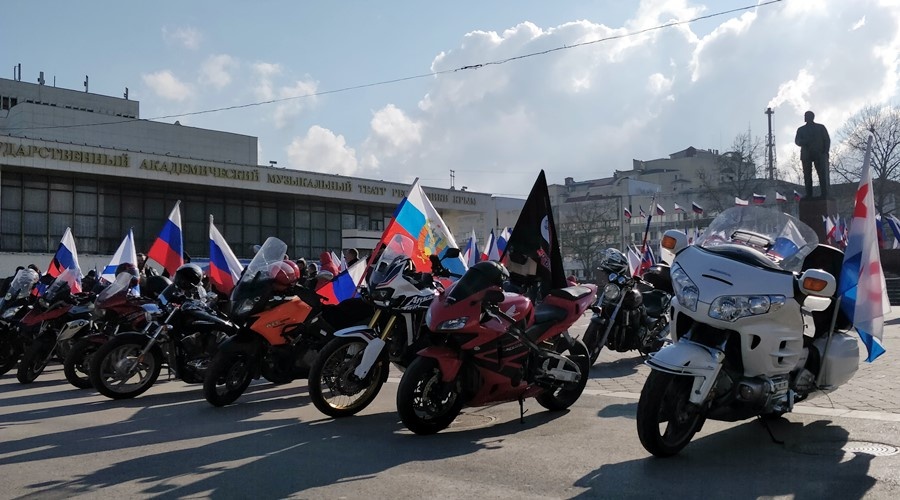 Полсотни байкеров и БТР возглавили автопробег в честь годовщины Крымской весны