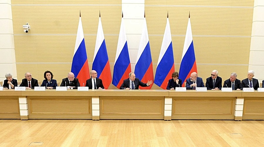 Путин высказался за введение в действие поправок в Конституцию сразу после их принятия