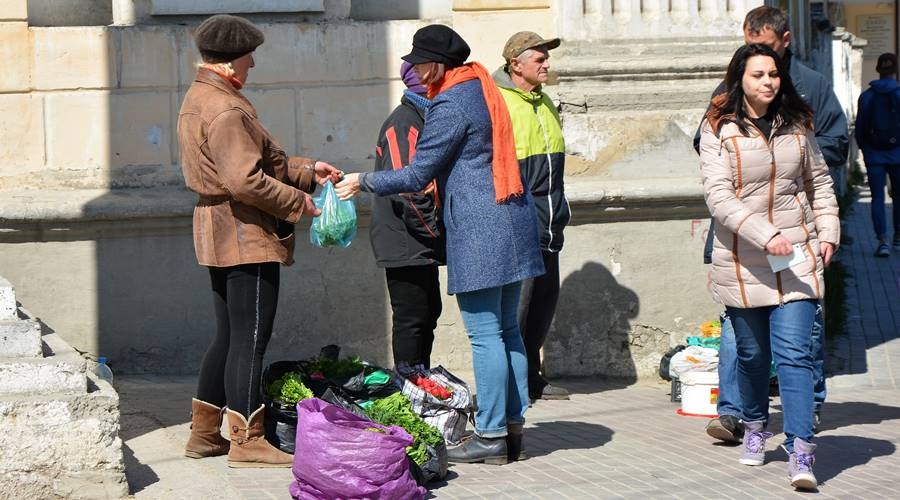 Власти оштрафовали стихийных торговцев в Крыму на 17 млн рублей в этом году