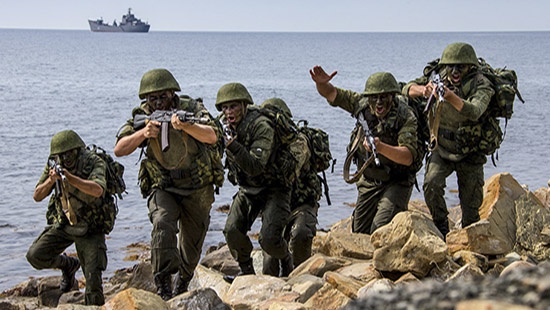 Морские пехотинцы ЧФ отработали на учениях борьбу с десантом противника