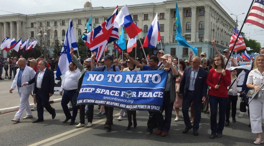 Представители США, Великобритании, Израиля и Непала прошли в колонне первомайского шествия в столице Крыма