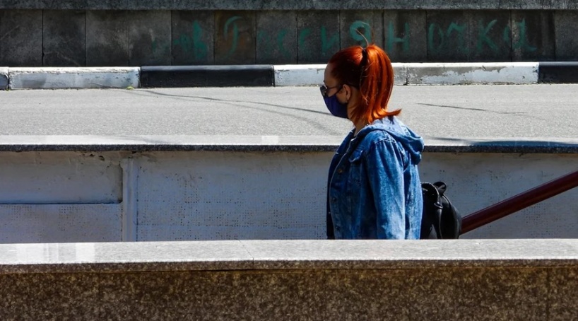 Депутат предложил выдавать привитым россиянам дизайнерские маски и значки