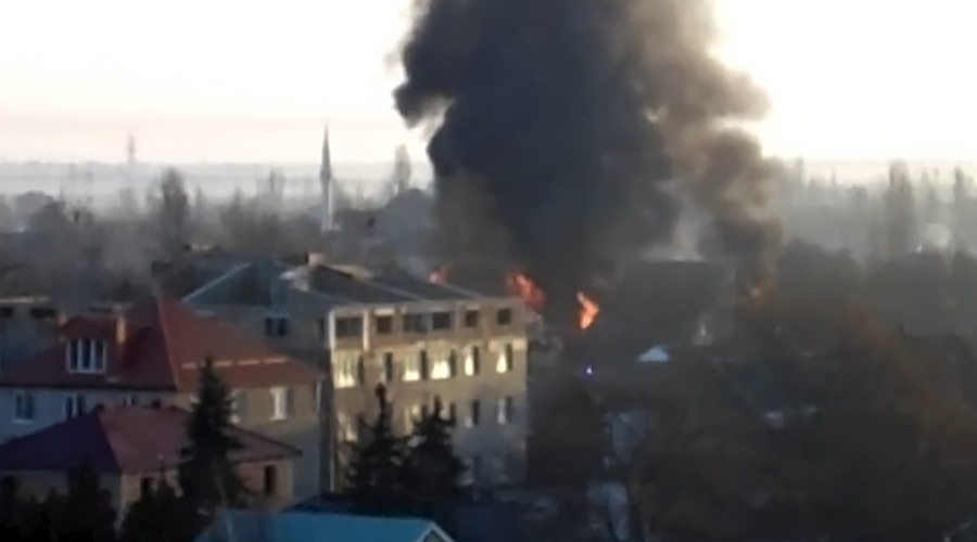 Спасатели потушили пожар в жилом доме в Саках