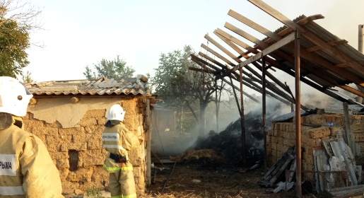 Крымские пожарные потушили 5,5 тонны сена во дворе жилого дома в Красногвардейском районе
