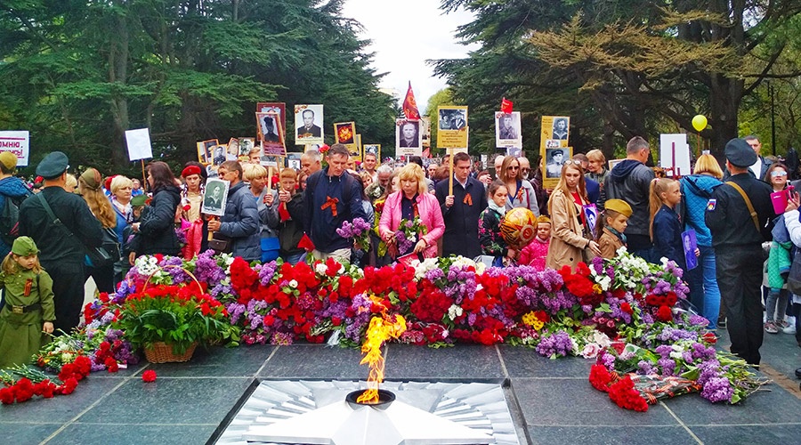 Десятки тысяч крымчан пронесли портреты своих героев в колонне «Бессмертного полка» в Симферополе