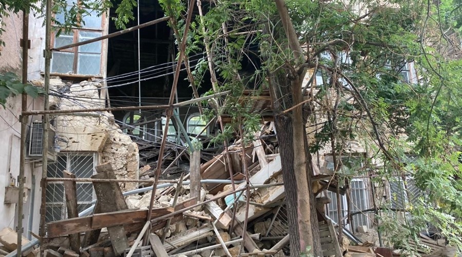 СК начал проверку после обрушения части здания в центре Симферополя