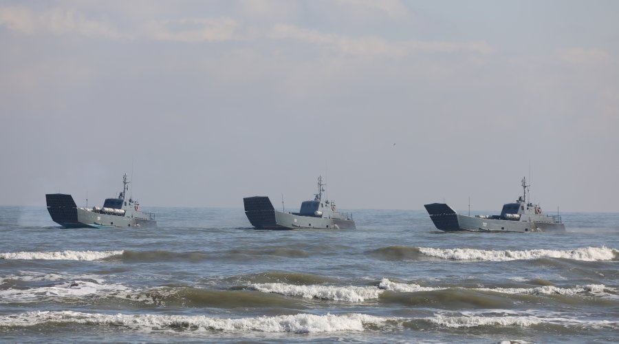 Десантные и артиллерийские катера Каспийской флотилии совершают переход на Черное море