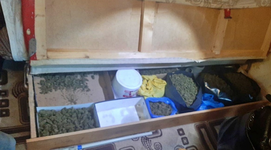 Житель Судака хранил в диване почти пуд марихуаны