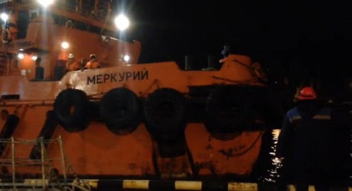 Спасенных с горящих танкеров моряков доставили в порт Керчи
