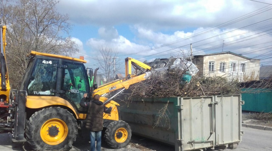 Коммунальщики Симферополя за выходные вывезли 6 тысяч кубометров мусора