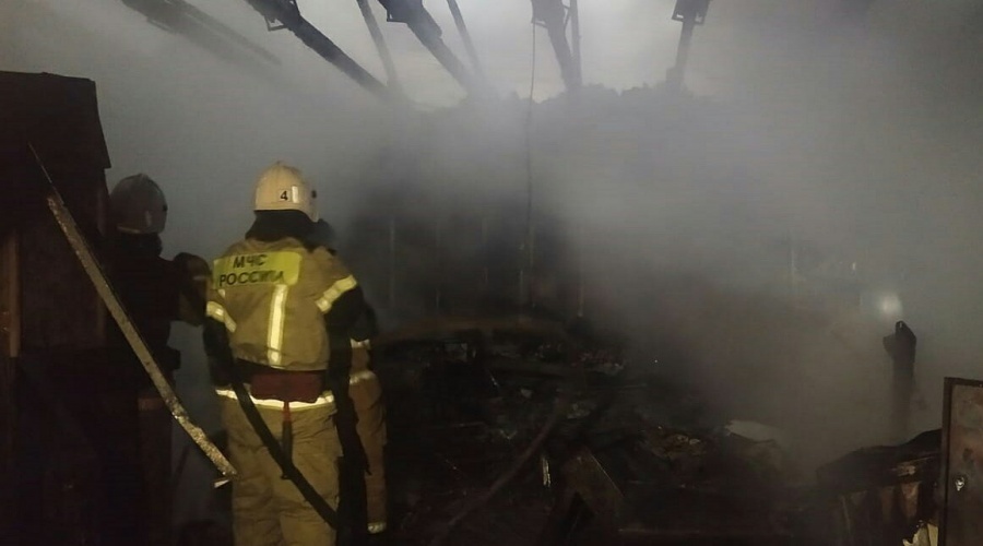 Спасатели два часа тушили магазин в центре Симферополя