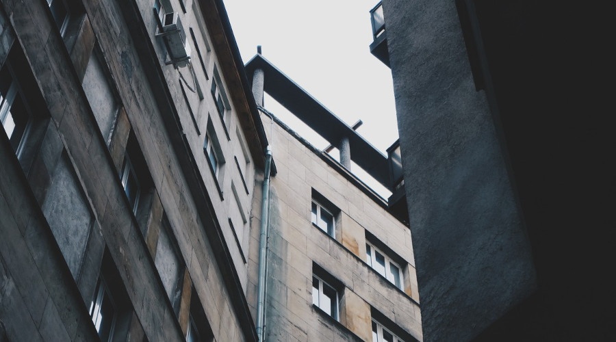 Шестилетняя девочка выпала из окна пятого этажа в Севастополе