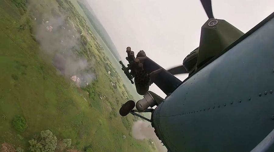 Экипаж российского вертолета уничтожил украинскую бронетанковую колонну под Изюмом