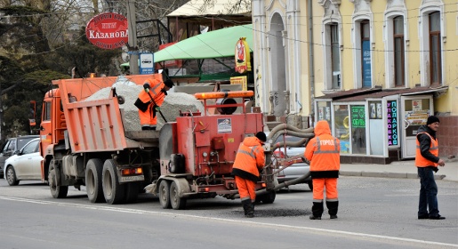 Симферопольские дорожники довели темпы ямочного ремонта до 400 квадратных метров в день