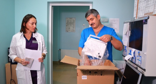 Руководство «Монолита» подарило детской больнице Симферополя оборудование