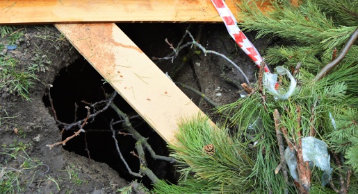 Провал пятиметровой глубины в спальном районе Симферополя оказался бесхозным