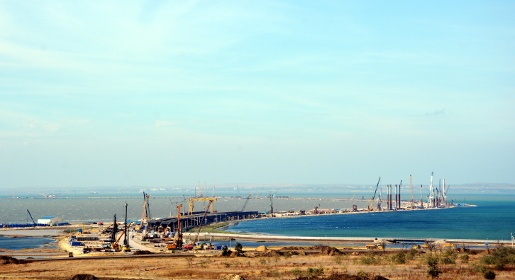 Крымский мост шагнул в море (ФОТО)
