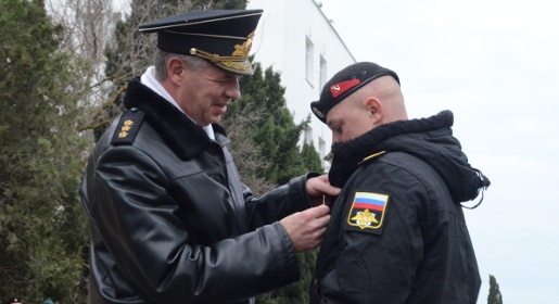 Командующий ЧФ вручил награды морпехам в честь 50-летия соединения морской пехоты