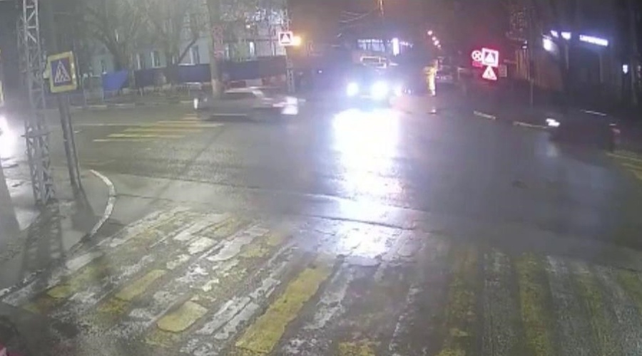 Водитель сбил женщину возле здания крымского МВД и скрылся