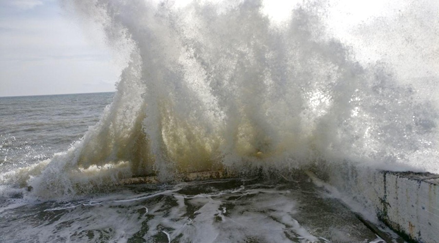Сильный шторм повредил конструкции центрального пляжа Алушты