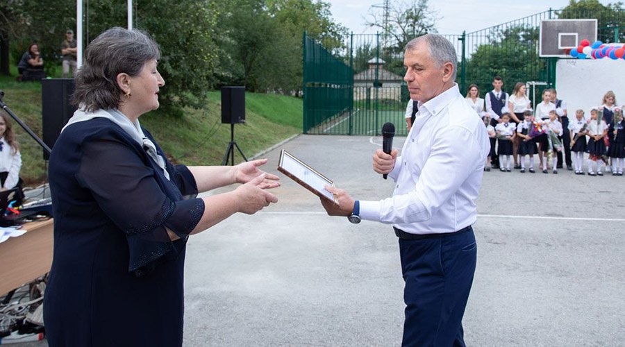 Спикер крымского парламента передал школе в Научном сертификаты на ноутбуки