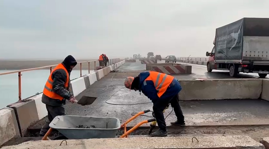 Строители восстановили взорванный ВСУ мост на Арабатскую стрелку