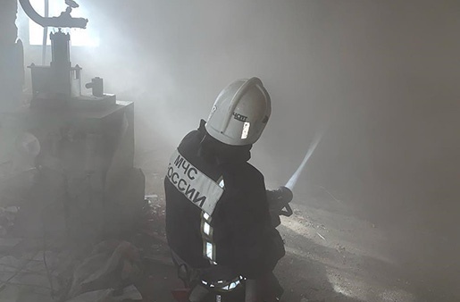 Площадь пожара на горящем в Симферополе заводе возросла почти вдвое