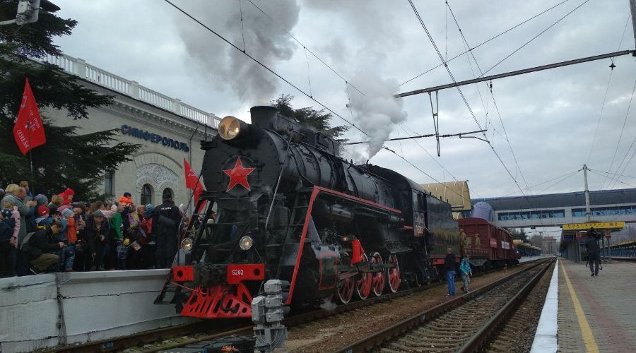 Симферопольцы в день 75-й годовщины освобождения города встретили «Поезд Победы»