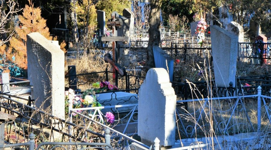 Двое жителей Красногвардейского района Крыма попались на краже могильных оград