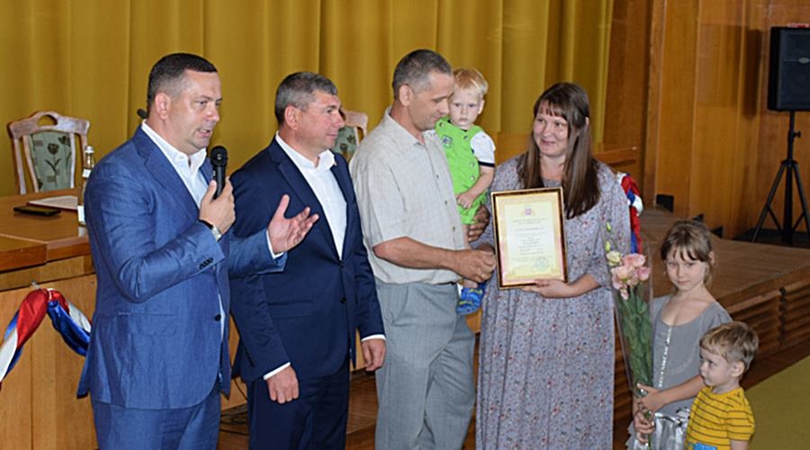 Две ялтинские многодетные семьи получили от муниципалитета сертификаты на микроавтобусы