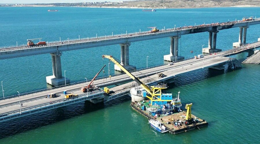 Плавучий кран подошел к Крымскому мосту для выполнения ремонта