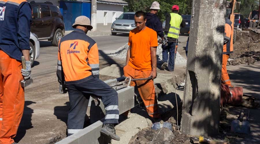 Симферопольский «Город» к концу мая завершит ремонт тротуаров на улице Воровского