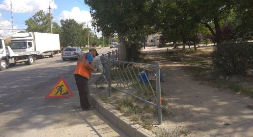 Рабочие симферопольского «Города» установили 65 пешеходных ограждений и покрасили 375 метров заборов