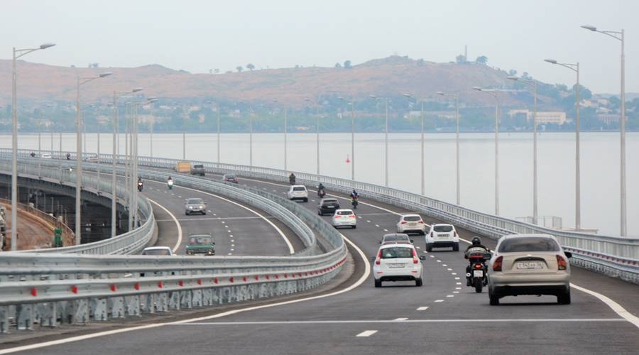 Более 500 тыс автомобилей проехало по Крымскому мосту за первый месяц лета