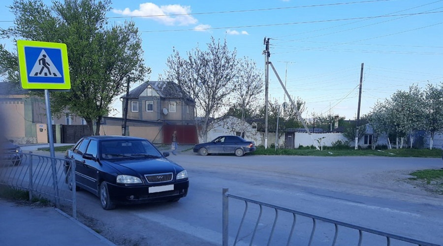 Автомобиль сбил двух детей на пешеходном переходе в Крыму