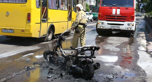 Мотоцикл сгорел в центре Симферополя (ФОТО)