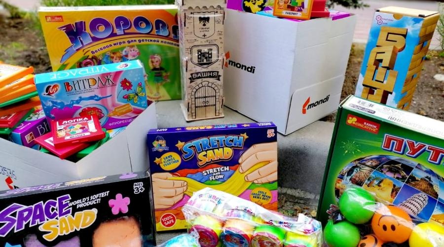 «Миранда-медиа» в День защиты детей передала игрушки воспитанникам реабилитационного центра