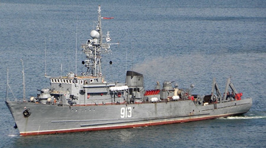 Тральщик ЧФ отрабатывает в Черном море постановку и уничтожение минных заграждений
