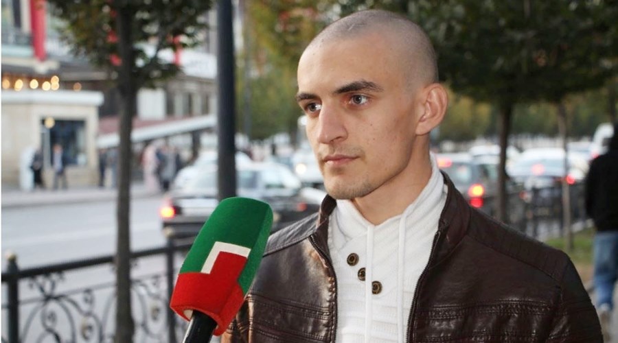Ударивший в центре Симферополя журналиста мотоциклист принес извинения