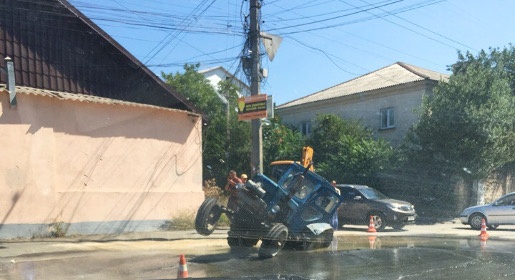 Трактор провалился под асфальт в процессе ликвидации аварии на водоводе в Симферополе