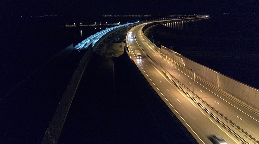 Строители протестировали систему освещения железнодорожной части Крымского моста