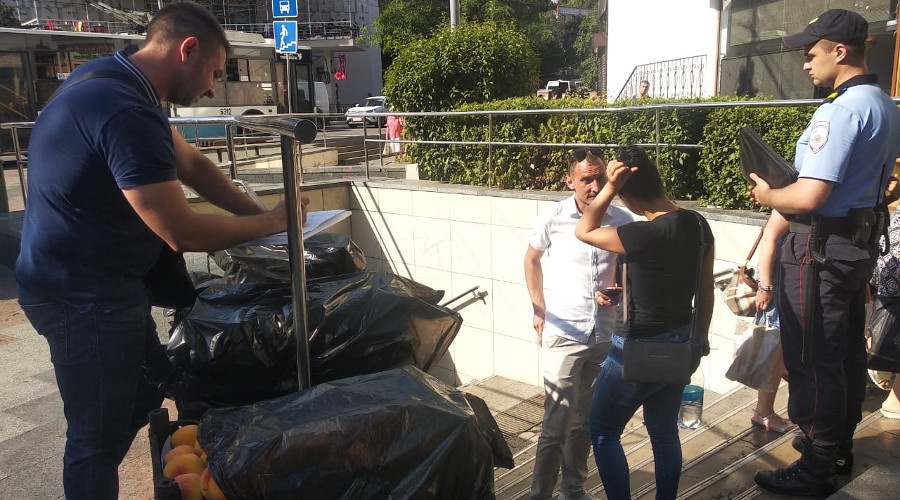 Почти 40 мешков незаконно реализуемых товаров изъяли у стихийщиков в Ялте
